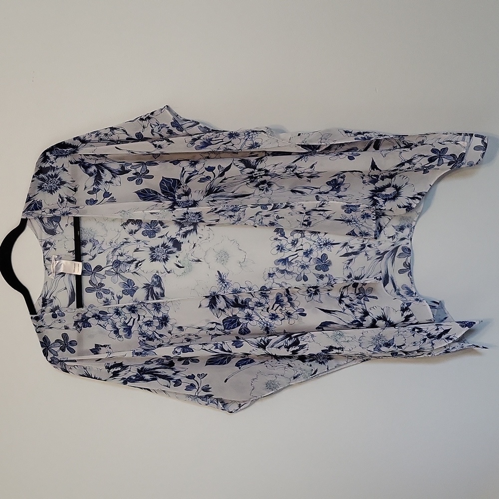 Maurices Blue and white Floral Kimono